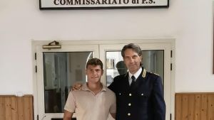 Poliziotto in vacanza all’Elba salva un bagnante in difficoltà. L’intervento in piscina e le manovre salvavita