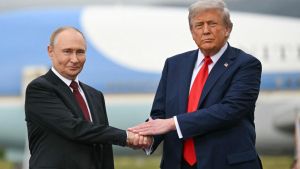 Guerra in Ucraina, Trump vuole il faccia a faccia. La proposta del capo della Cia a Mosca: “Vertice con Putin e Zelensky”