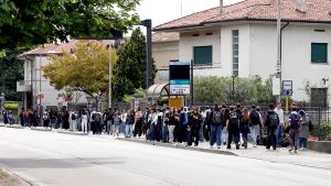 Scuola, le famiglie contro la settimana corta: «Meno corse, uscite anticipate e ritardi nei pasti»