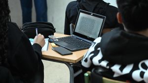 Catalunya pisa el freno digital: los libros en papel ganan peso y el primer ordenador se retrasa hasta 6º de Primaria