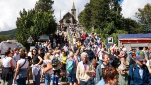 Toscana ed Emilia unite si danno la mano sulla Cisa. La processione sul crinale per la Madonna della Guardia