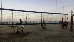 A Marina Julia il torneo di beach volley resta al buio: il Comune dice no ai fari