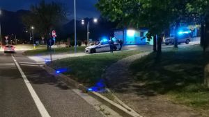 Fuga in moto dopo l’alt a Tolmezzo: identificato e denunciato il centauro