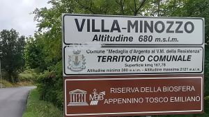 Ruba il cartello ‘Benvenuti a Villa Minozzo’ e ci arreda il garage