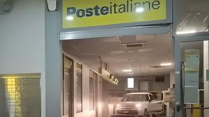 Auto-ariete alle Poste di Rubiera, due fermati