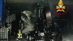 Brucia il tetto di un capannone a Fontaniva, il fuoco divora anche un mezzo
