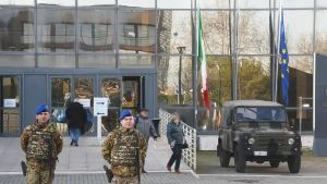 Perseguita il padre malato per farsi pagare la droga: botte e minacce di morte