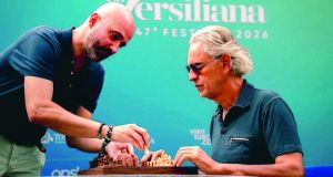 Il carpigiano che gioca a scacchi con Andrea Bocelli: «Ormai è un amico, odia perdere»