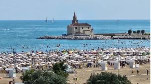 Carole, guerra dei gelatai sulla spiaggia: commerciante accusato di stalking