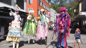 Torten wandeln durch die Innenstadt
