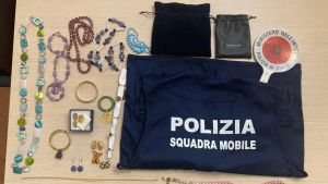 «Suo figlio sta morendo, servono farmaci speciali»: anziana consegna 15 mila euro di ori