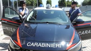 Entra in una casa con le chiavi rubate dall’auto, la proprietaria urla: arrestato il ladro fuggitivo
