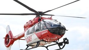 Motorradfahrer und Fußgänger schwer verletzt, ein Auto brennt – drei heikle Polizeieinsätze