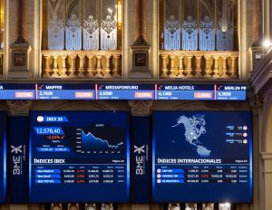 El IBEX 35 salva agosto con un rebote del 0,97%, pero con el miedo a la Fed e Irán de vuelta
