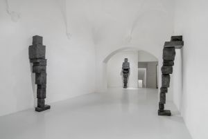 Gigantes toman una galería y crean una ciudad imposible