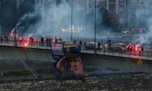 Okoli Mladića se tudi po smrti dviga prah