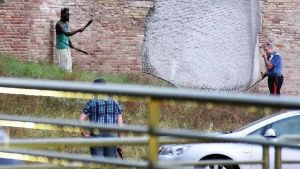 Gira armato di notte e minaccia i ragazzi con lama e machete