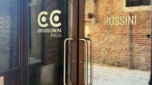 Multisala Rossini a Venezia invaso dalle zanzare: è caccia alle larve