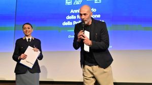 Ferma il ladro in giardino di notte. Max Laudadio in ospedale dopo la colluttazione