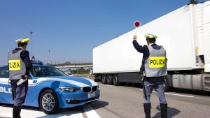 Follia in A1, auto contromano per 50 chilometri: 40 minuti di terrore tra Bologna e Barberino