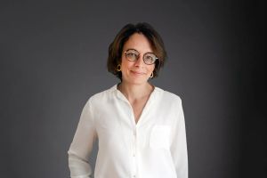 Derrière les fournitures offertes à la rentrée se cache un principe essentiel de la vie démocratique : la solidarité financée par tous. Pour Marie Grand, le véritable enjeu est d’apprendre aux élèves que les biens dits « gratuits » résultent d’un effort collectif dont ils sont bénéficiaires et héritiers.