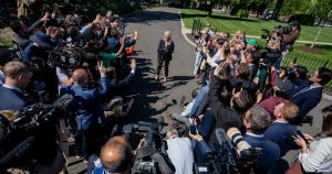 Contra los medios