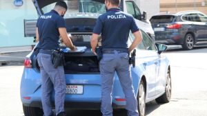 Difende una donna dalle violenze dell’ex marito: lui lo accoltella il giorno dopo