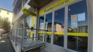 Poste chiuse per lavori, proteste a Cividale e nuovi disagi a Tarcento: «Un problema soprattutto per gli anziani»