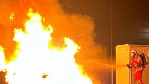 Vollbrand eines Autos: Wallbacher Feuerwehr verhindert Schlimmeres
