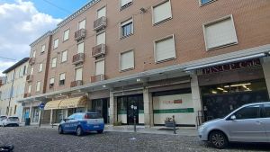 Prima la lite con il fratello poi quel volo dalla finestra: 27enne trasportato in ospedale in codice rosso