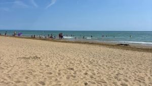 Scivola dal materassino e cade in mare: annegata una turista