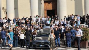 Ricercatore ed ex rugbista morto a 30 anni, oltre mille in duomo per il funerale