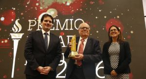 Julio Velarde, presidente del BCR, es reconocido con el Premio Legado