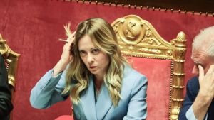Violenta una ragazzina, si scusa e viene scarcerato dopo 48 ore: “Pentito e collaborativo”. La premier: “Così è troppo”