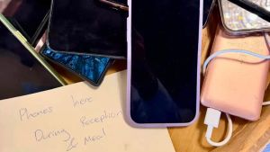 Gli sposi e quell’insolita richiesta agli invitati: «Niente cellulari a cerimonia e banchetto»