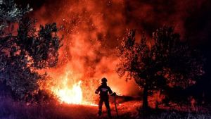 Grčki vatrogasci: Leti heroji – zimi na birou