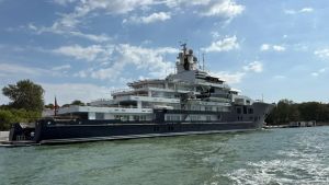 Mega yacht come palazzi, proteste a Castello: «Oscurano le nostre finestre sul Bacino»