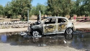 Auto in fiamme sulla strada esterna Bracco