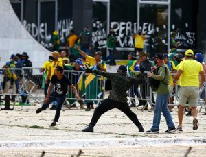 Não podemos dormir: democracia exige mobilização diante do avanço da extrema direita