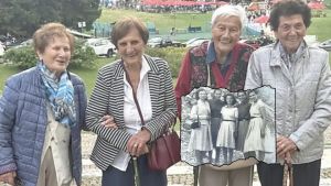 Quando l’amicizia dura una vita: cinque donne e la stessa foto scattata 74 anni dopo