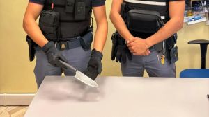 Fermato dalla polizia a Padova, reagisce con un coltello urlando Allah akbar
