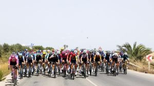 Enric Mas supera feliz otra etapa trampa camino de la montaña