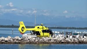 Rianimata in spiaggia a Grado col defibrillatore: «Se oggi sono qui lo devo a bagnini e medici»
