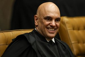 Ulisses às avessas, Moraes joga insígnia no lixo: Brasil precisa parar de fabricar heróis