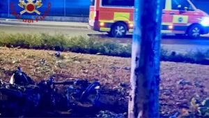 Si schianta contro un albero e la moto prende fuoco: muore a 22 anni