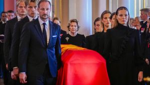 Forsvarer Marius’ plass ved kongens kiste: «Et streif av nåde»
