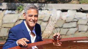 Clooney, Leone d’Oro alla carriera: «A Venezia si può ancora guardare il mondo con gli occhi degli altri»