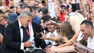 Le cinepagelle della prima serata: George Clooney e Amal stellari, Claire Foy osa i guanti