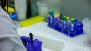 Y ponme también tres cuartos de ovarios congelados para llevar