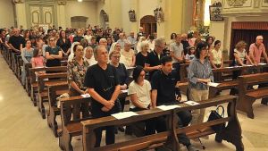 Preghiere e lacrime per Noemi e Desirèe: commozione a Paderno per il rosario